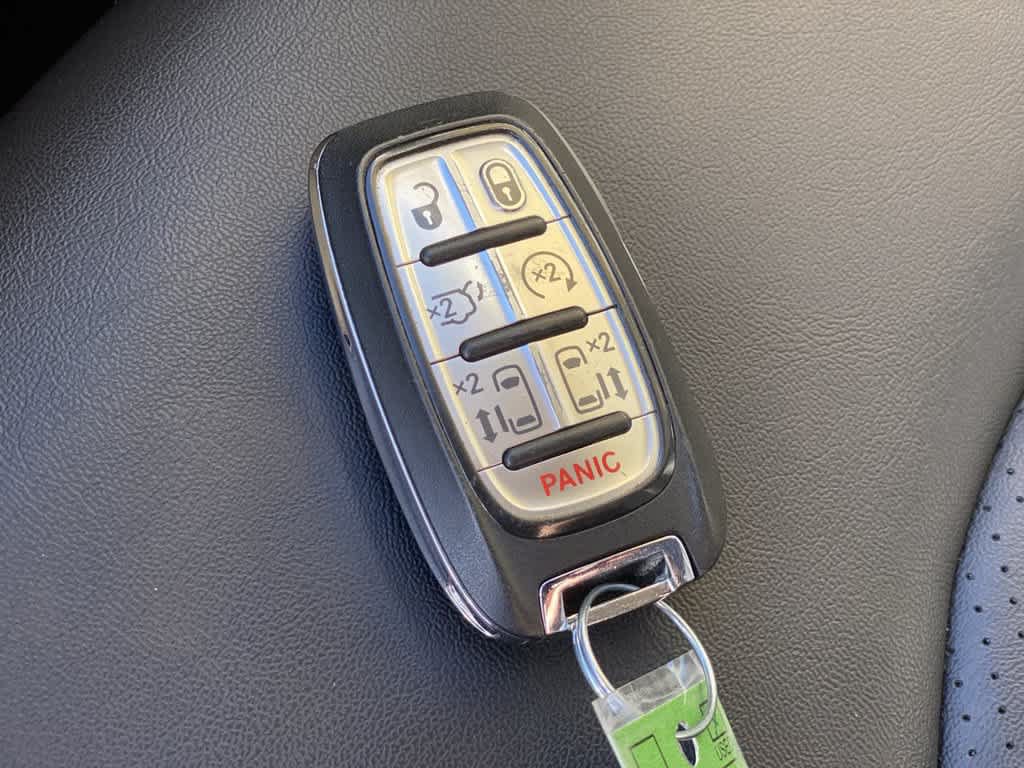 Used 2024 Chrysler Pacifica Touring-L FWD image 27