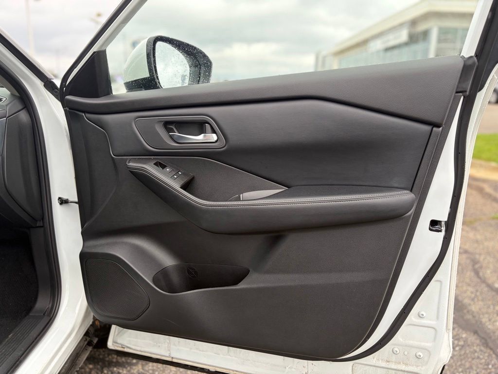 Used 2025 Nissan Rogue SV AWD/4WD image 15