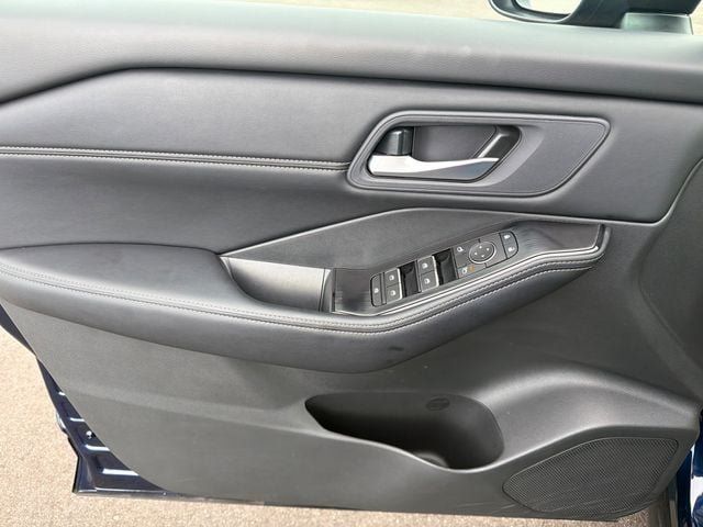 Used 2026 Nissan Rogue SL FWD image 2