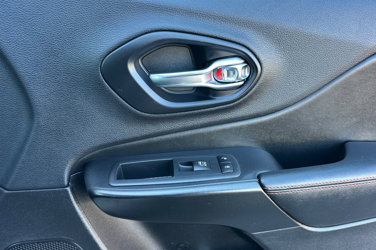 Used 2019 Jeep Cherokee Trailhawk AWD/4WD image 19
