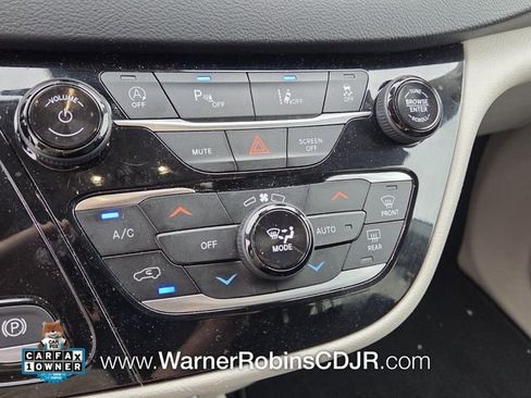 Used 2023 Chrysler Pacifica Touring-L FWD image 23