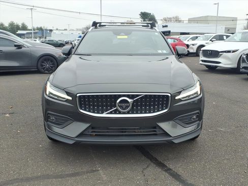 Used 2021 Volvo V60 T5 Cross Country image 9