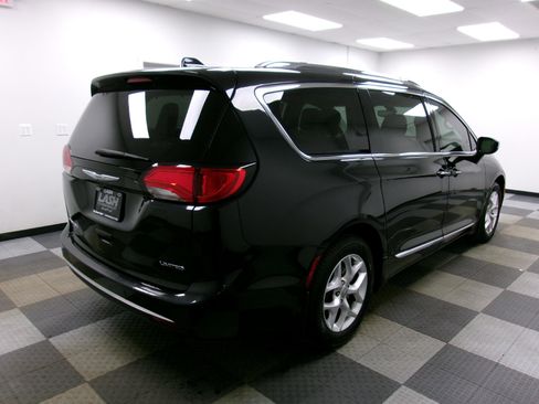 Used 2020 Chrysler Pacifica Limited image 17