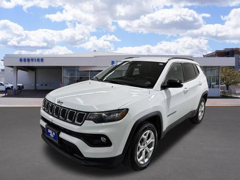 Used 2024 Jeep Compass Latitude AWD/4WD image 7