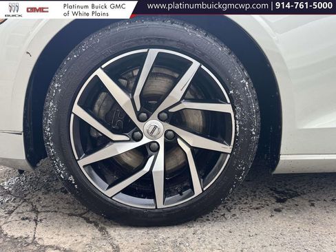 Used 2019 Volvo S60 T6 Momentum w/ Premium Package image 9