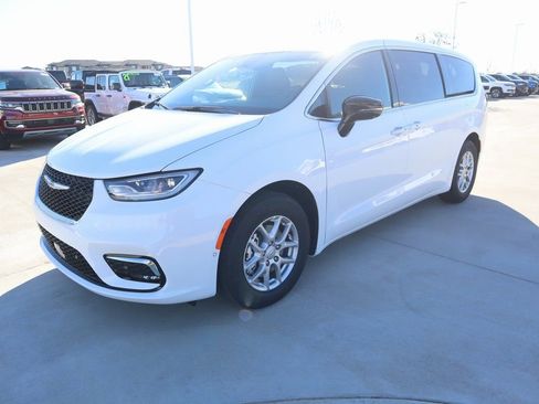 New 2026 Chrysler Pacifica Select FWD image 10