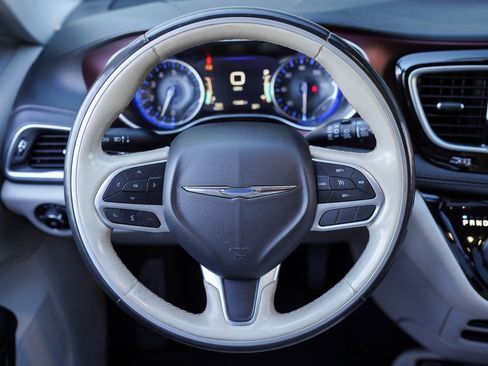 Used 2020 Chrysler Pacifica Limited image 29