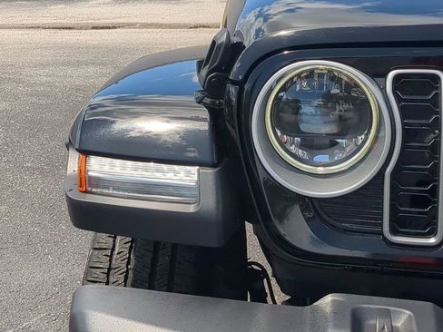 Used 2025 Jeep Wrangler Unlimited Sahara w/ Safety Group image 11