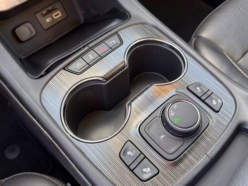 Used 2023 GMC Acadia SLT image 18