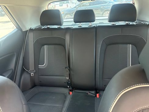 Used 2024 Hyundai Venue Limited FWD image 10