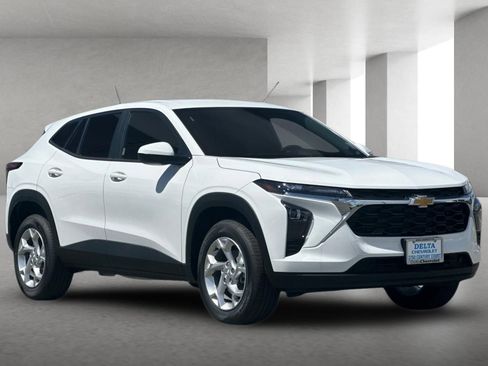 New 2026 Chevrolet Trax LS w/ LS Convenience Package FWD image 2