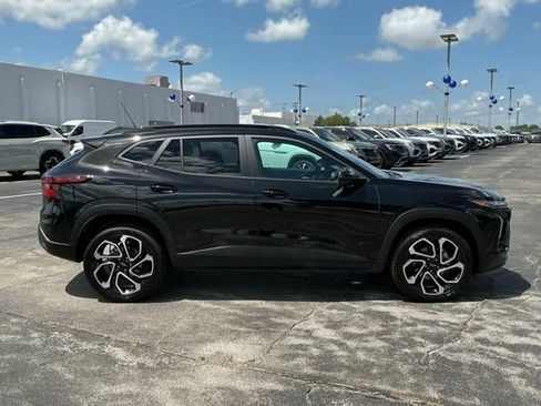 Used 2024 Chevrolet Trax RS w/ Sunroof Package FWD image 2