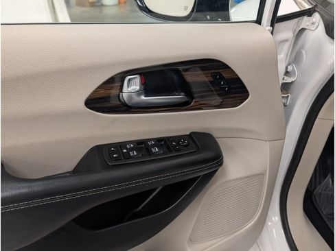 Used 2023 Chrysler Pacifica Limited FWD image 9