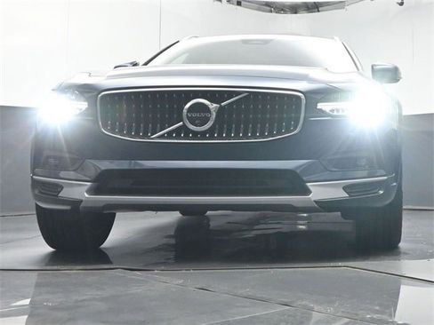 Certified 2025 Volvo V90 B6 Cross Country Plus image 35