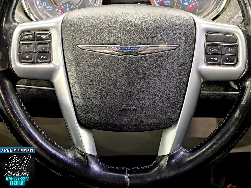 Used 2013 Chrysler Town & Country Touring FWD image 5