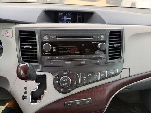 Used 2013 Toyota Sienna XLE FWD image 10