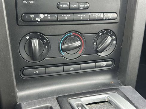 Used 2006 Ford Mustang Deluxe RWD image 17