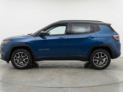 Used 2025 Jeep Compass Trailhawk image 5