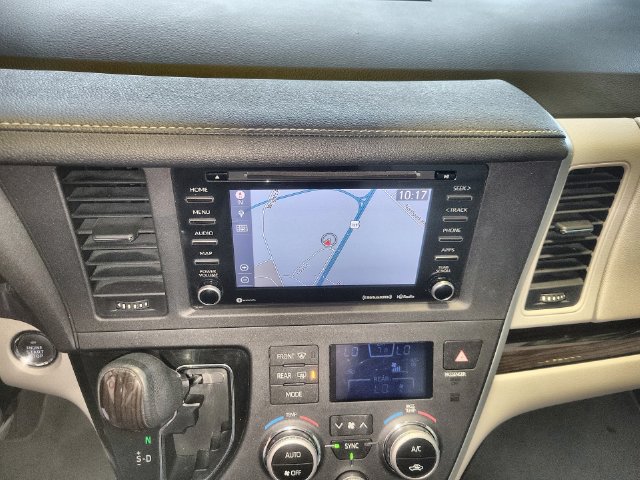 Used 2020 Toyota Sienna XLE w/ XLE Navigation Package FWD image 18