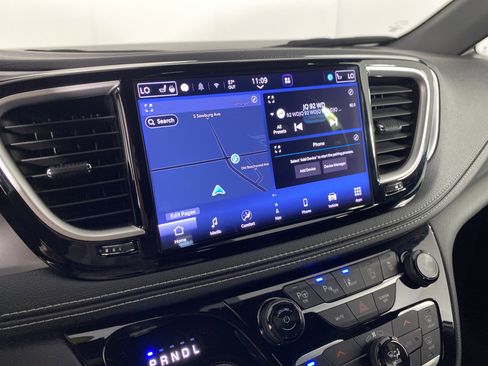 Used 2023 Chrysler Pacifica Touring-L w/ Uconnect Theater Family Group AWD/4WD image 39