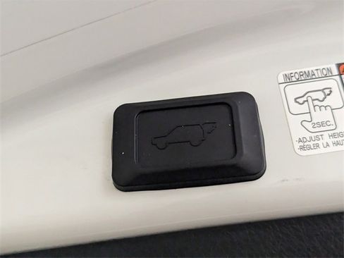 Used 2018 Toyota RAV4 SE image 15