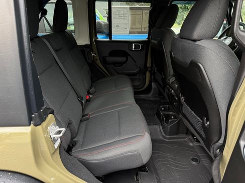 Used 2025 Jeep Wrangler Rubicon w/ Technology Group image 18