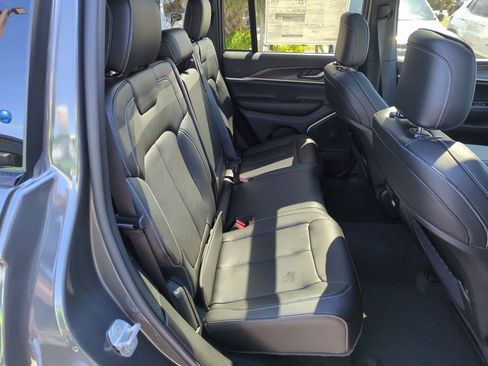 New 2026 Jeep Grand Cherokee Limited w/ Luxury Tech Group II AWD/4WD image 35