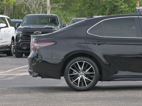 Used 2023 Toyota Camry SE FWD image 5