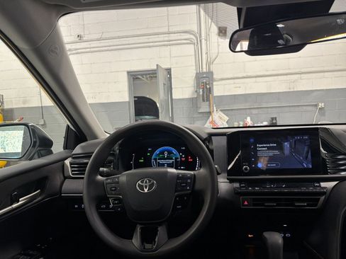 Used 2025 Toyota Camry LE image 33