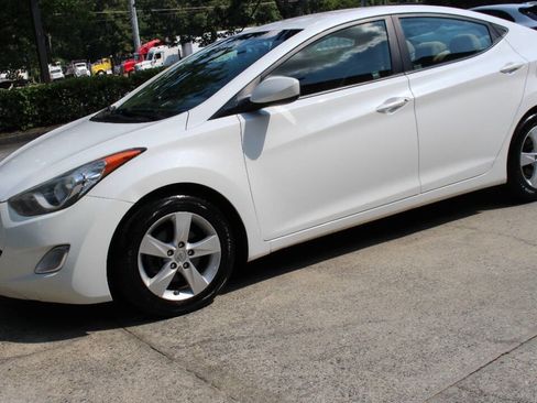 Used 2013 Hyundai Elantra GLS w/ Preferred Pkg image 2
