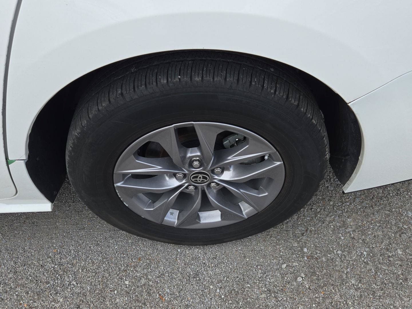 Used 2024 Toyota Sienna LE AWD/4WD image 11