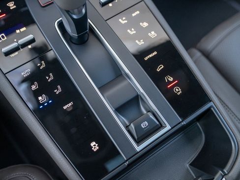 Certified 2026 Porsche Macan image 19