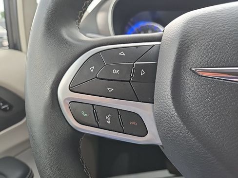 Used 2023 Chrysler Pacifica Touring-L FWD image 40