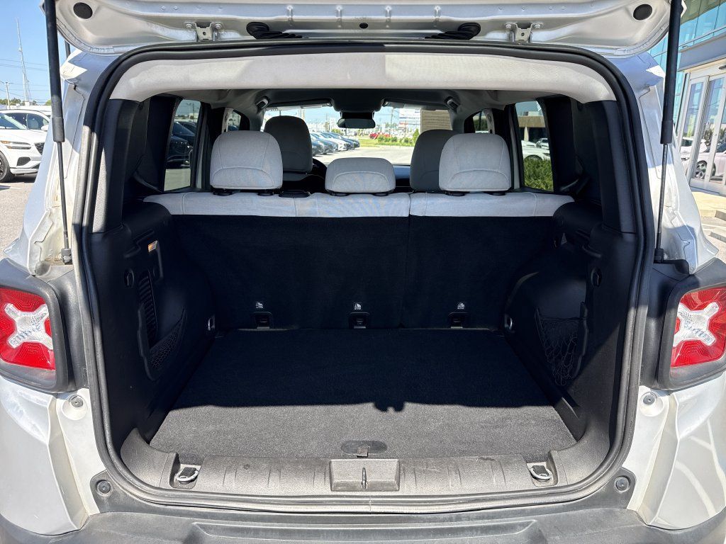 Used 2018 Jeep Renegade Latitude FWD image 30