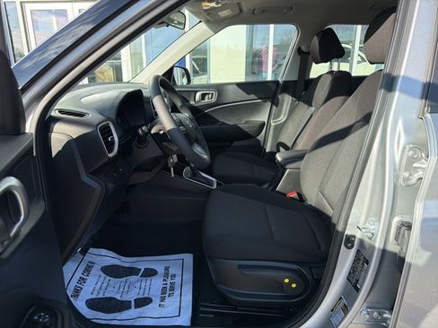 Certified 2025 Hyundai Venue SE image 10