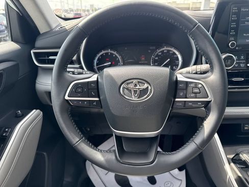 Used 2022 Toyota Highlander XLE FWD image 17