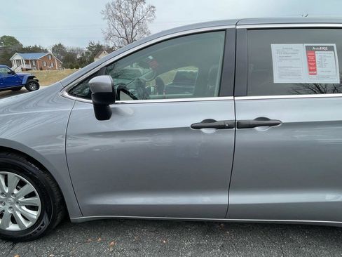 Used 2020 Chrysler Voyager L image 3