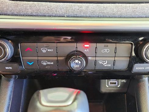 Used 2024 Jeep Compass Latitude AWD/4WD image 30