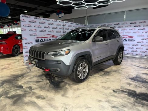 Used 2020 Jeep Cherokee Trailhawk AWD/4WD image 2