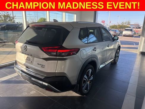 Used 2021 Nissan Rogue Platinum image 3