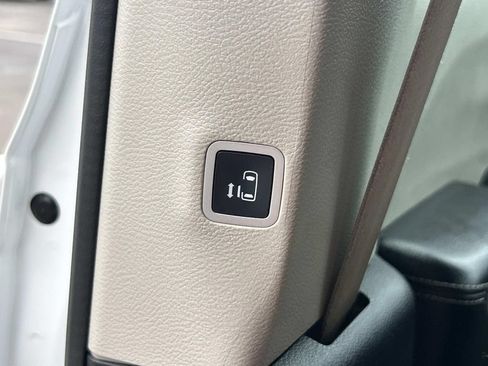 Used 2022 Chrysler Voyager LX FWD image 23