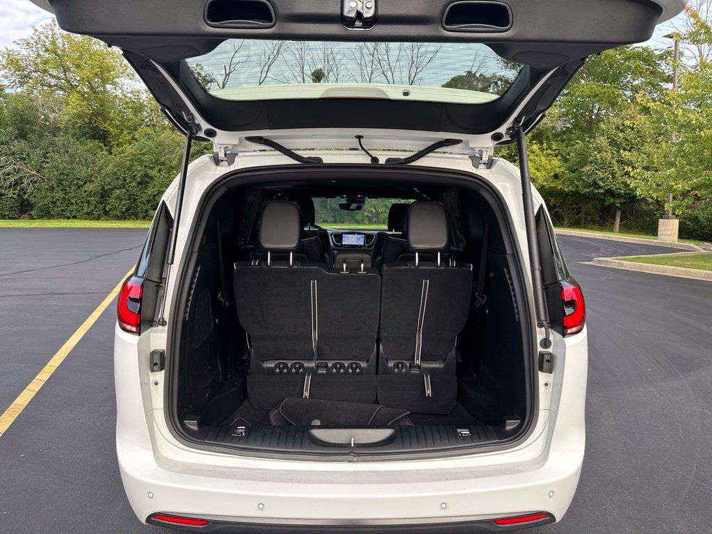 Used 2025 Chrysler Pacifica Limited w/ Uconnect Theater Family Group FWD image 17