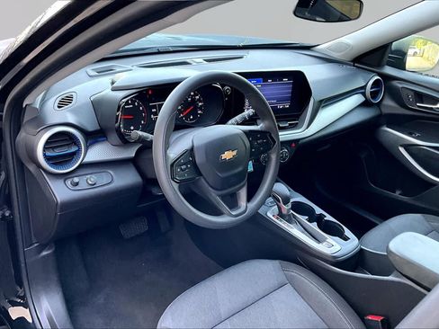 Used 2025 Chevrolet Trax LS FWD image 17