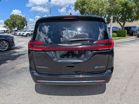 Used 2024 Chrysler Pacifica Limited FWD image 5