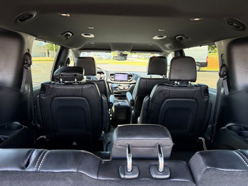 Used 2023 Chrysler Pacifica Touring-L w/ S Appearance Package FWD image 13