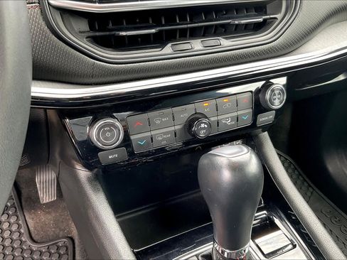 Used 2023 Jeep Compass Trailhawk w/ Trailhawk Convenience Group AWD/4WD image 33