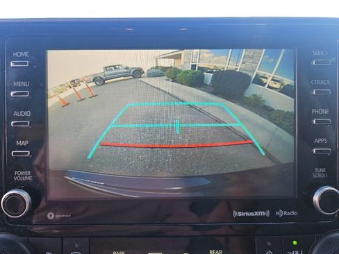 Used 2021 Toyota Highlander XLE image 18