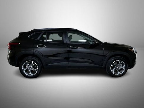 Used 2025 Chevrolet Trax LT FWD image 4