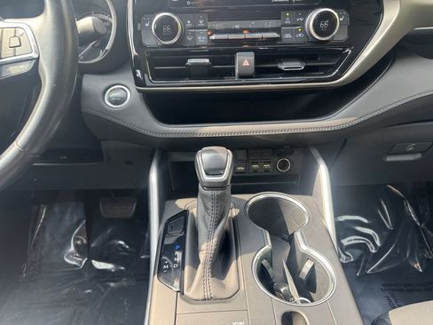 Used 2020 Toyota Highlander XLE AWD/4WD image 11