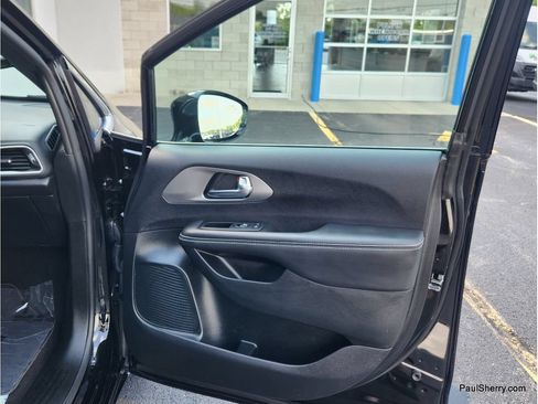 Used 2025 Chrysler Pacifica Select FWD image 44
